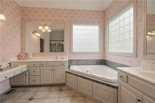 5402 W 141st Terrace, Leawood, KS 66224