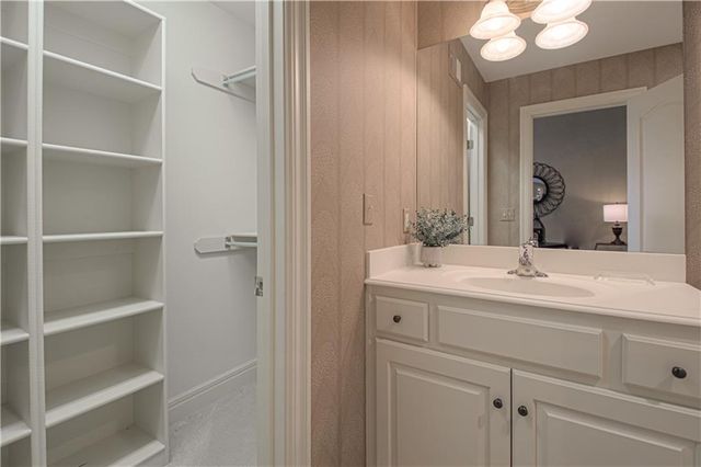 5402 W 141st Terrace, Leawood, KS 66224