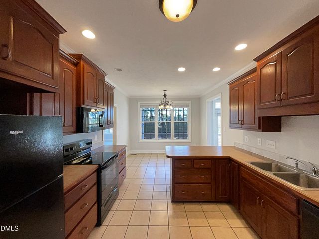 1124 Masterpiece Drive, Hope Mills, NC 28348