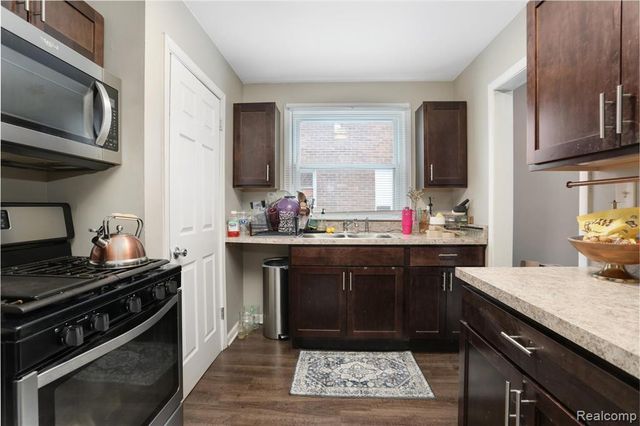 18960 Rockcastle Street, Grosse Pointe, MI 48236