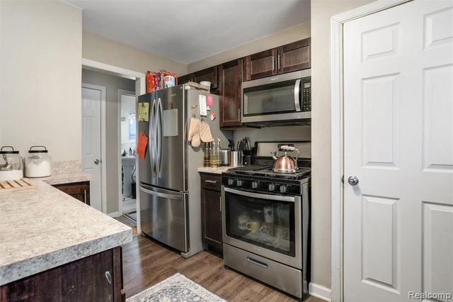 18960 Rockcastle Street, Grosse Pointe, MI 48236