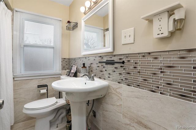 18960 Rockcastle Street, Grosse Pointe, MI 48236