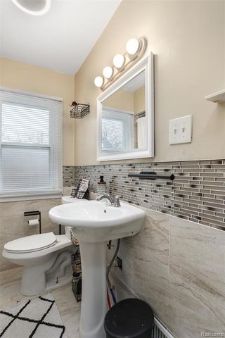 18960 Rockcastle Street, Grosse Pointe, MI 48236