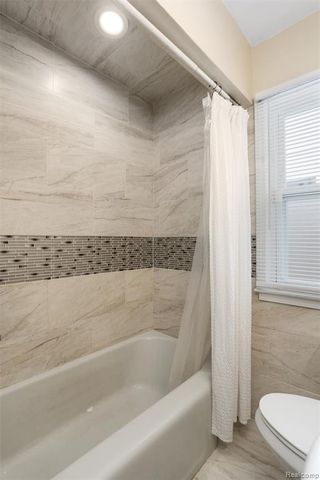 18960 Rockcastle Street, Grosse Pointe, MI 48236