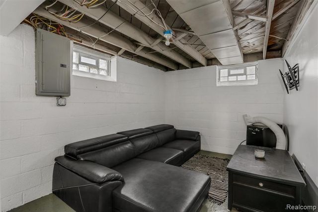 18960 Rockcastle Street, Grosse Pointe, MI 48236