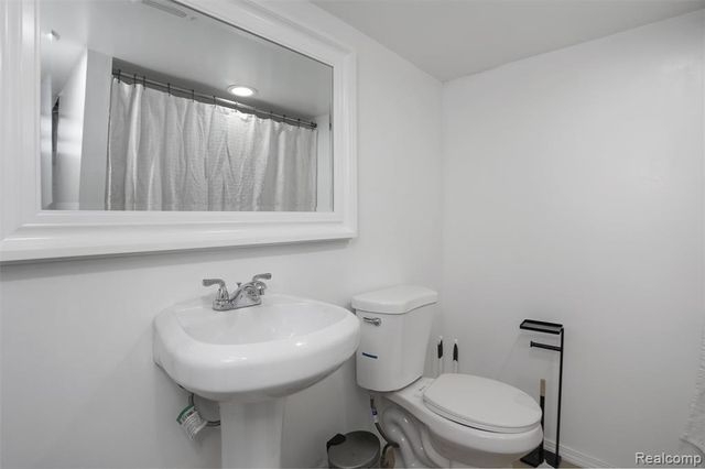 18960 Rockcastle Street, Grosse Pointe, MI 48236