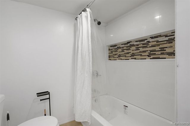 18960 Rockcastle Street, Grosse Pointe, MI 48236