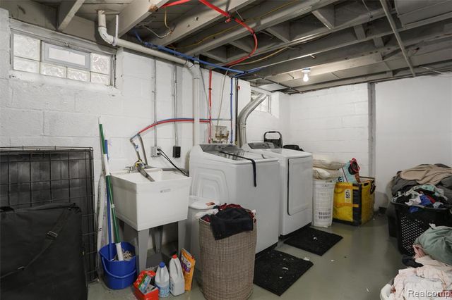 18960 Rockcastle Street, Grosse Pointe, MI 48236