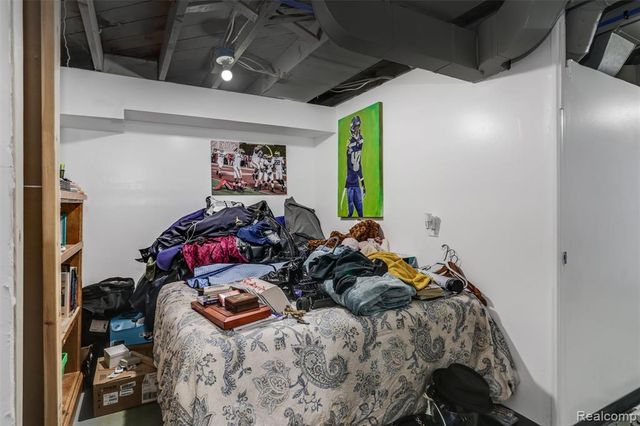 18960 Rockcastle Street, Grosse Pointe, MI 48236