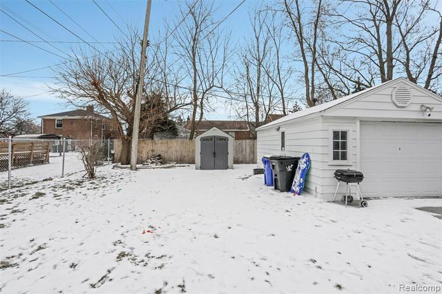 18960 Rockcastle Street, Grosse Pointe, MI 48236