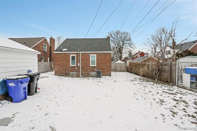 18960 Rockcastle Street, Grosse Pointe, MI 48236