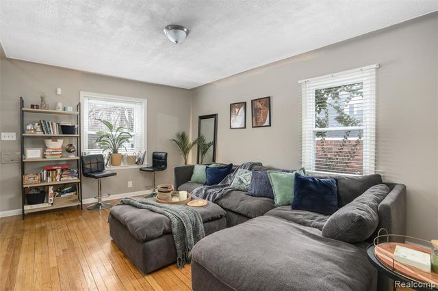 18960 Rockcastle Street, Grosse Pointe, MI 48236