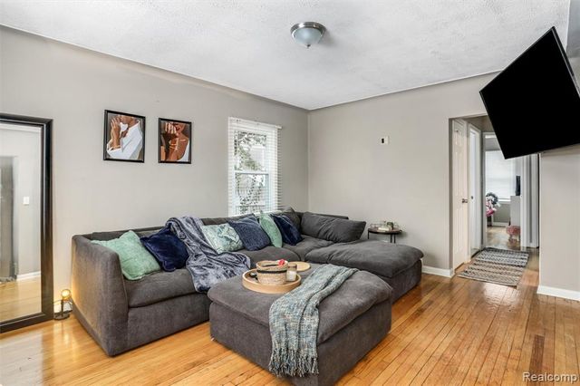 18960 Rockcastle Street, Grosse Pointe, MI 48236