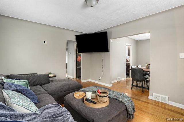 18960 Rockcastle Street, Grosse Pointe, MI 48236