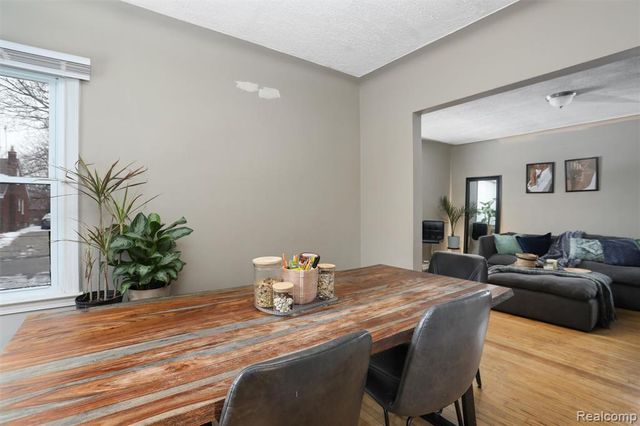 18960 Rockcastle Street, Grosse Pointe, MI 48236