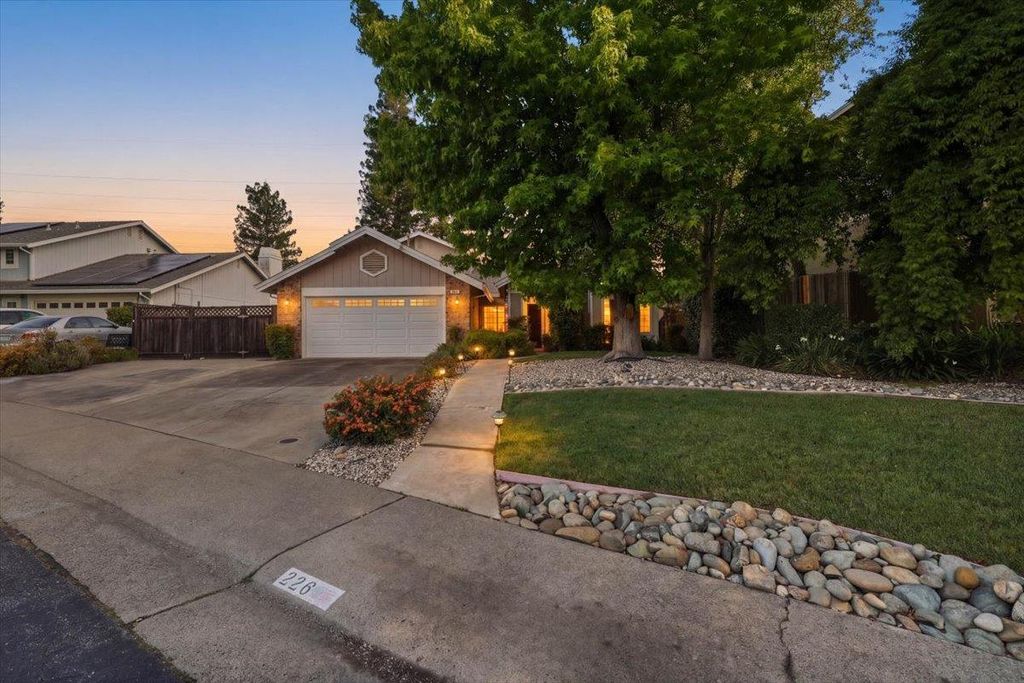 226 Bittercreek Dr, Folsom, CA 95630