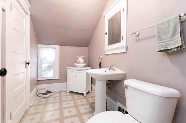 W304N2426 Maple AVENUE, Pewaukee, WI 53072