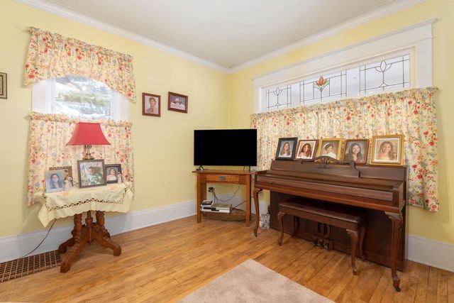 W304N2426 Maple AVENUE, Pewaukee, WI 53072