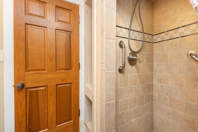 W304N2426 Maple AVENUE, Pewaukee, WI 53072