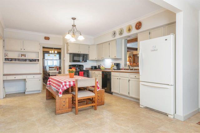 W304N2426 Maple AVENUE, Pewaukee, WI 53072