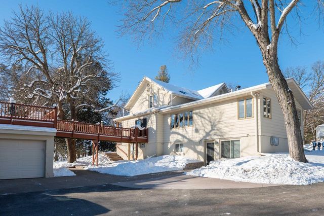 W304N2426 Maple AVENUE, Pewaukee, WI 53072