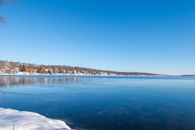 W304N2426 Maple AVENUE, Pewaukee, WI 53072