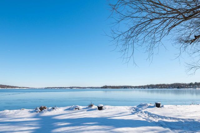 W304N2426 Maple AVENUE, Pewaukee, WI 53072