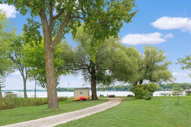 W304N2426 Maple AVENUE, Pewaukee, WI 53072