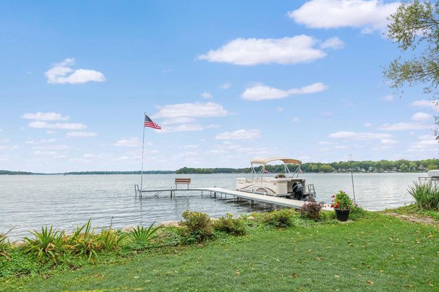 W304N2426 Maple AVENUE, Pewaukee, WI 53072