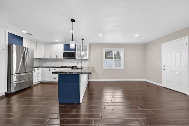 525 Lindsay Ave, Sacramento, CA 95838