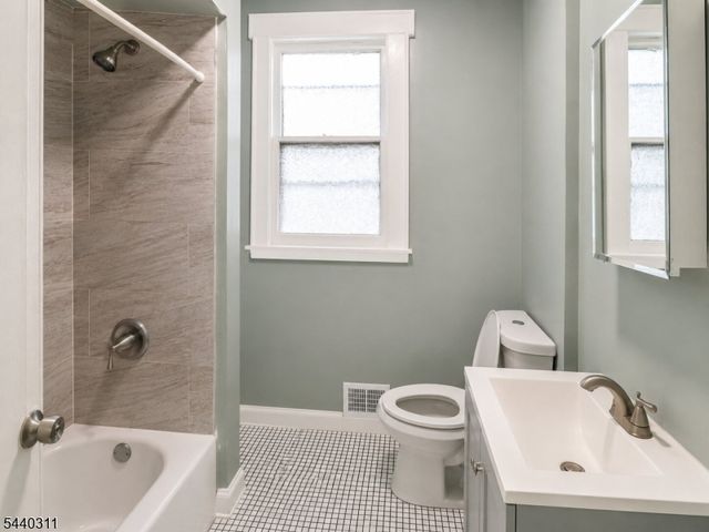 556 S Clinton St, East Orange City, NJ 07018