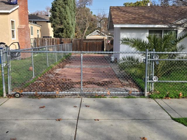 319 W 22nd St, Merced, CA 95340