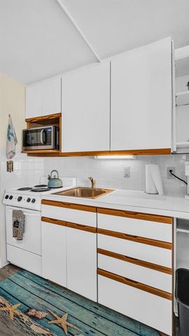 483 E SHORE DRIVE D3, Clearwater Beach, FL 33767