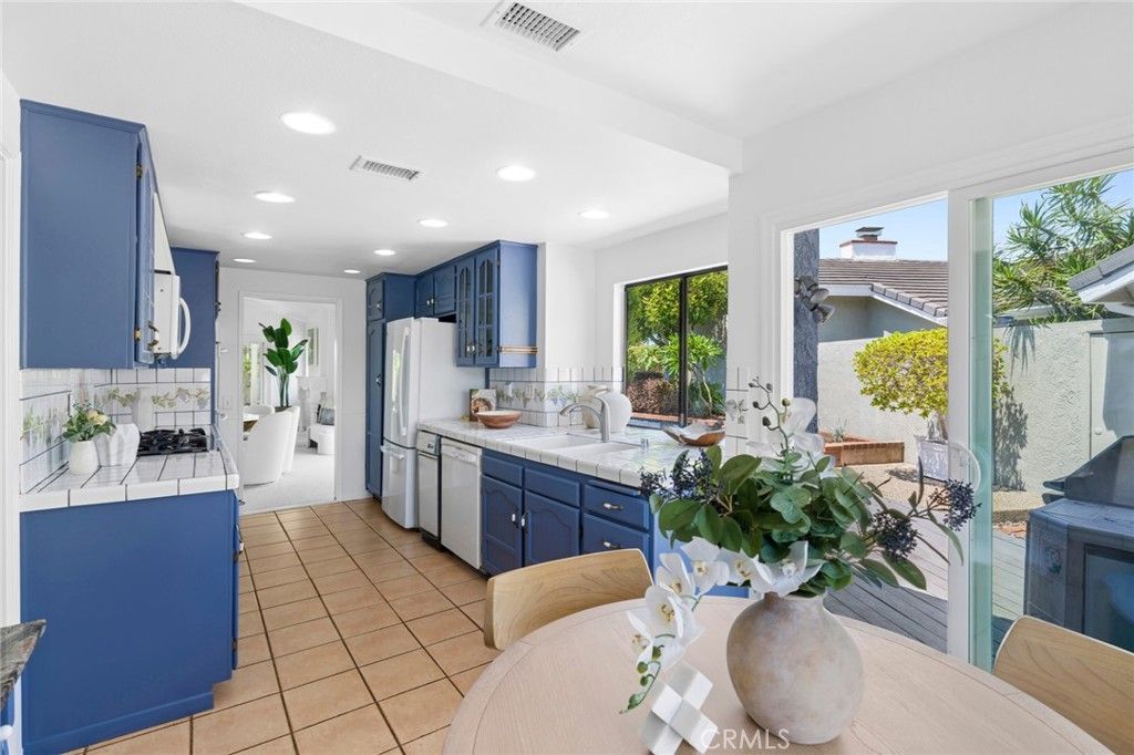 Image 12 of property listing at 2001 Yacht Mischief, Newport Beach, CA 92660