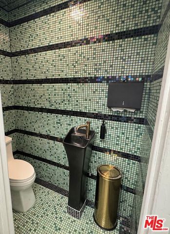 8687 Venice Boulevard, Los Angeles, CA 90034