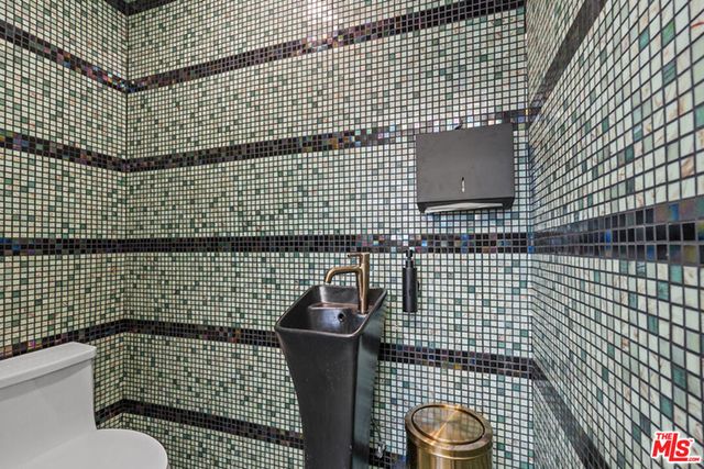 8687 Venice Boulevard, Los Angeles, CA 90034