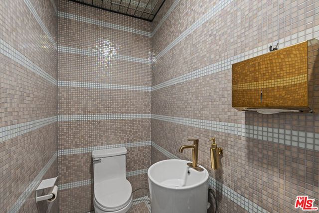 8687 Venice Boulevard, Los Angeles, CA 90034