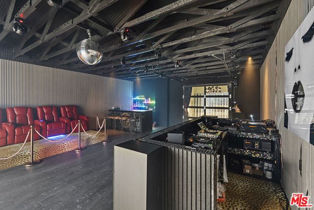 8687 Venice Boulevard, Los Angeles, CA 90034