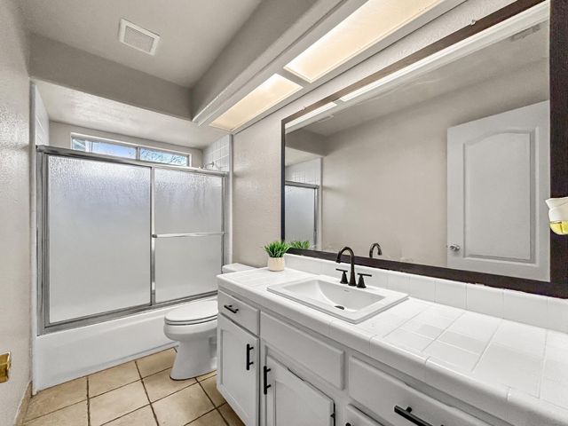 8534 N Meridian Avenue, Fresno, CA 93720