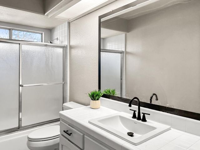 8534 N Meridian Avenue, Fresno, CA 93720