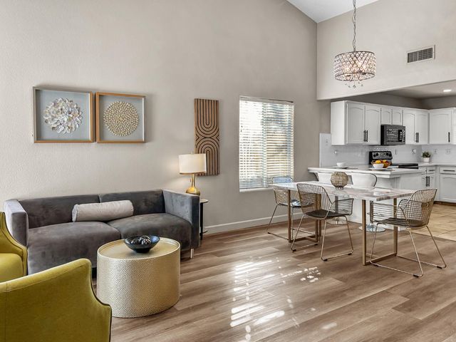 8534 N Meridian Avenue, Fresno, CA 93720