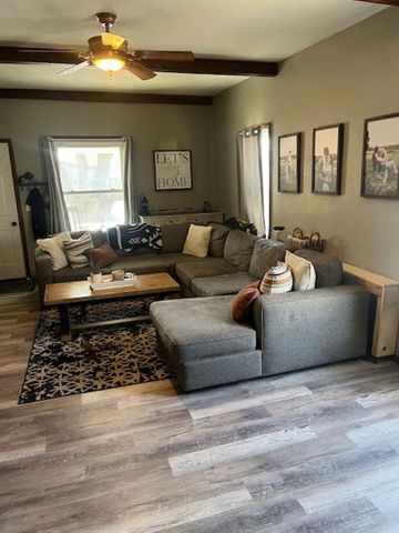 918 E 15th Ave, Winfield, KS 67156