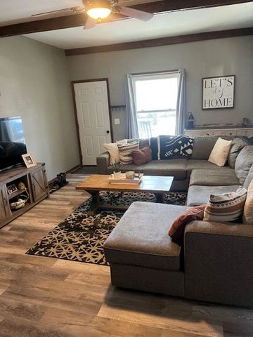 918 E 15th Ave, Winfield, KS 67156