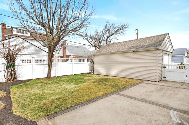 1019 Whittier Avenue, New Hyde Park, NY 11040