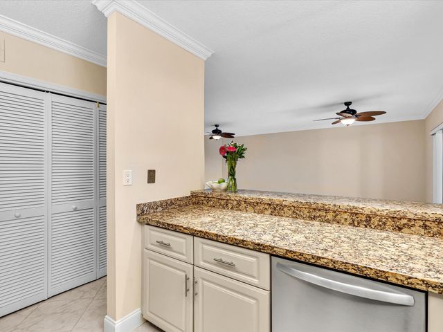 333 SE 20th Avenue 204, Deerfield Beach, FL 33441