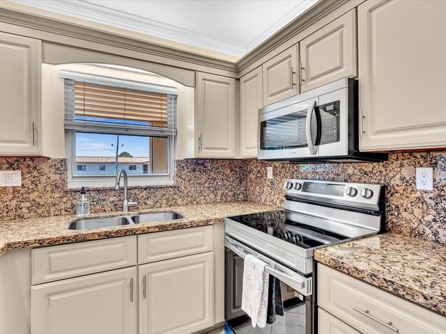 333 SE 20th Avenue 204, Deerfield Beach, FL 33441