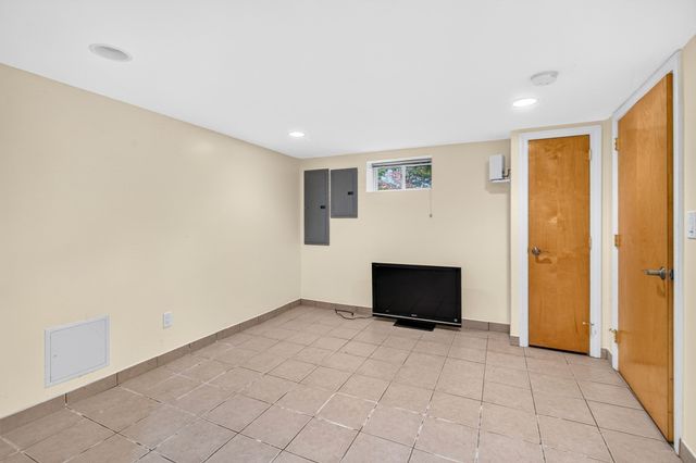 118 Oakdale Rd, Newton, MA 02461