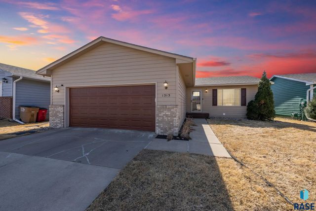 1313 E 70th St N Street N, Sioux Falls, SD 57104