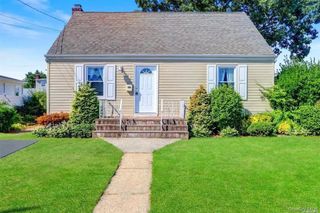 4 West Court, Bethpage, NY 11714
