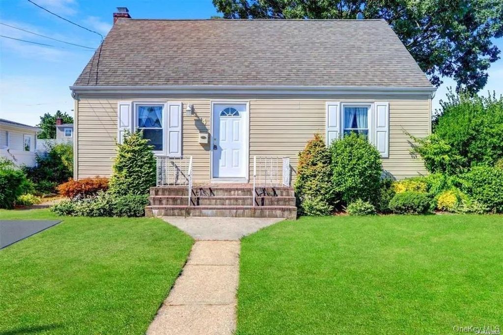 4 West Court, Bethpage, NY 11714